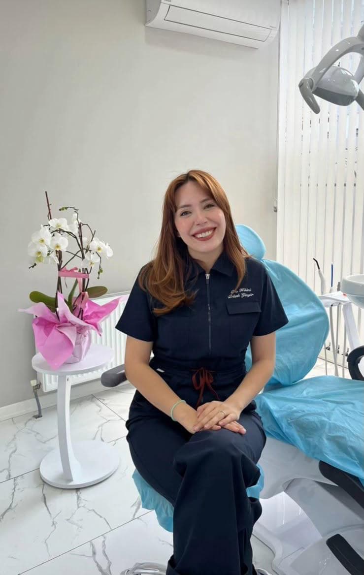 Dt. Dilşah Güngör, kliniğinde